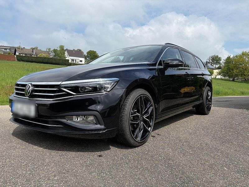 Schwarz Gebraucht 2024 VW Passat Business Kombi | 33.900 € (Teuer) - Bild 1/4
