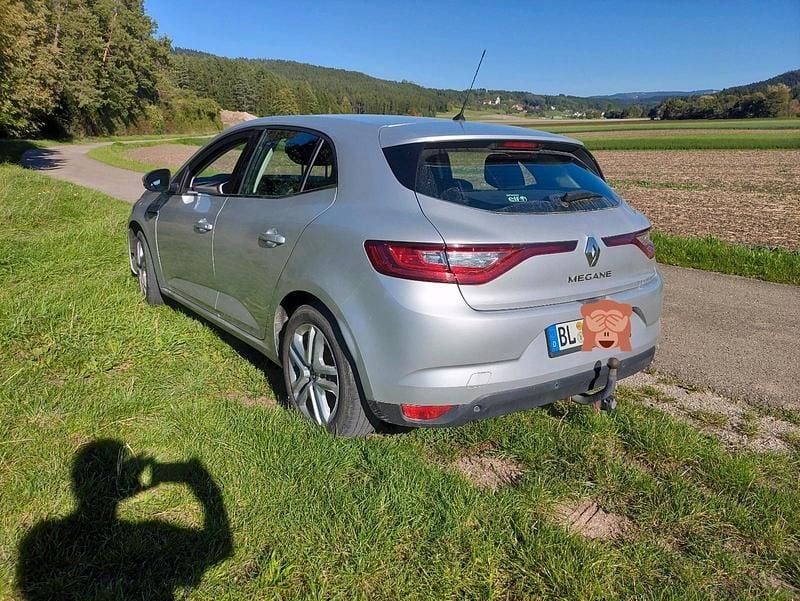 Grau Gebraucht 2016 Renault Mégane IV Limousine | 8.450 € (Guter Preis) - Bild 1/4