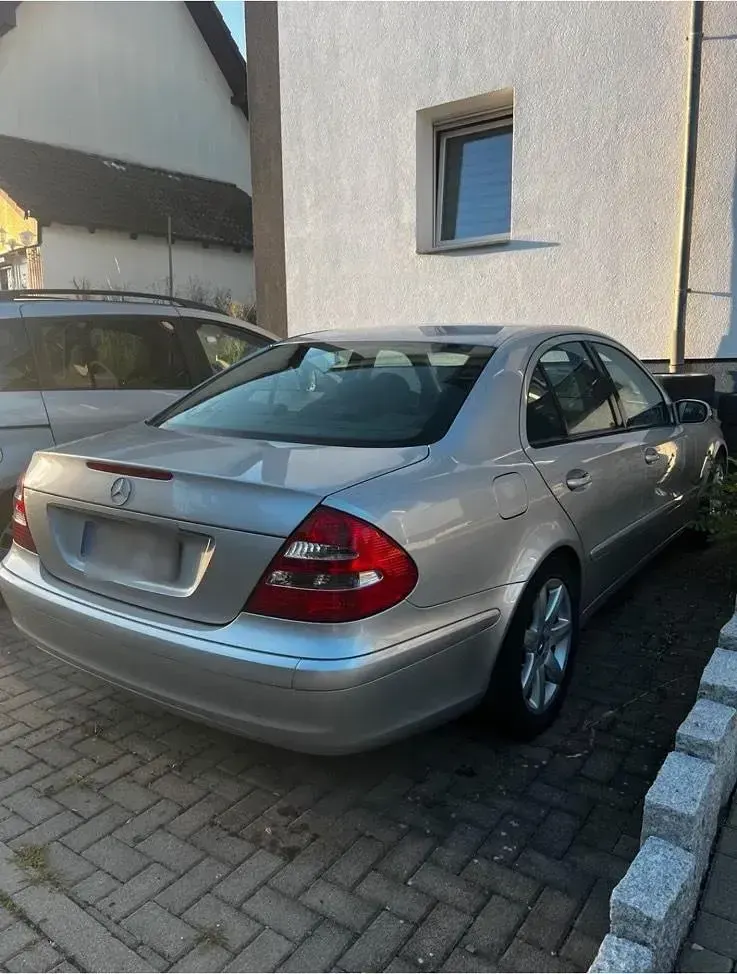 Gebraucht Mercedes E220 Classic 150 PS (110 kW) 2002 Silber Limousine