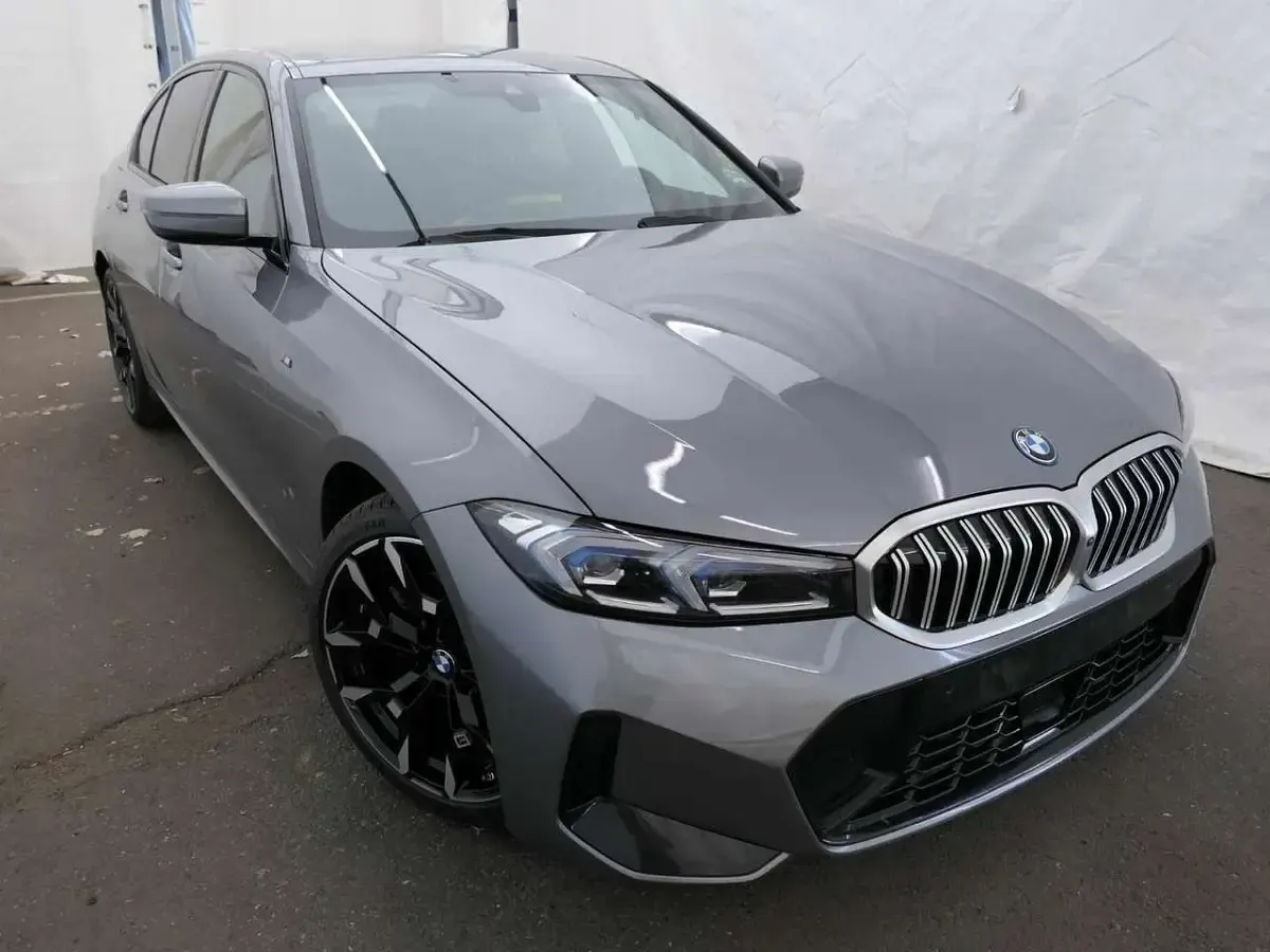 Gebraucht BMW 330e M Sport 292 PS (214 kW) 2025 Skyscraper grau Limousine