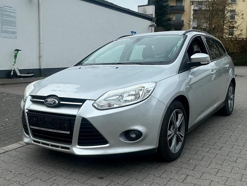 Silber Gebraucht 2015 Ford Focus Kombi | 4.499 € (Superpreis) - Bild 1/4