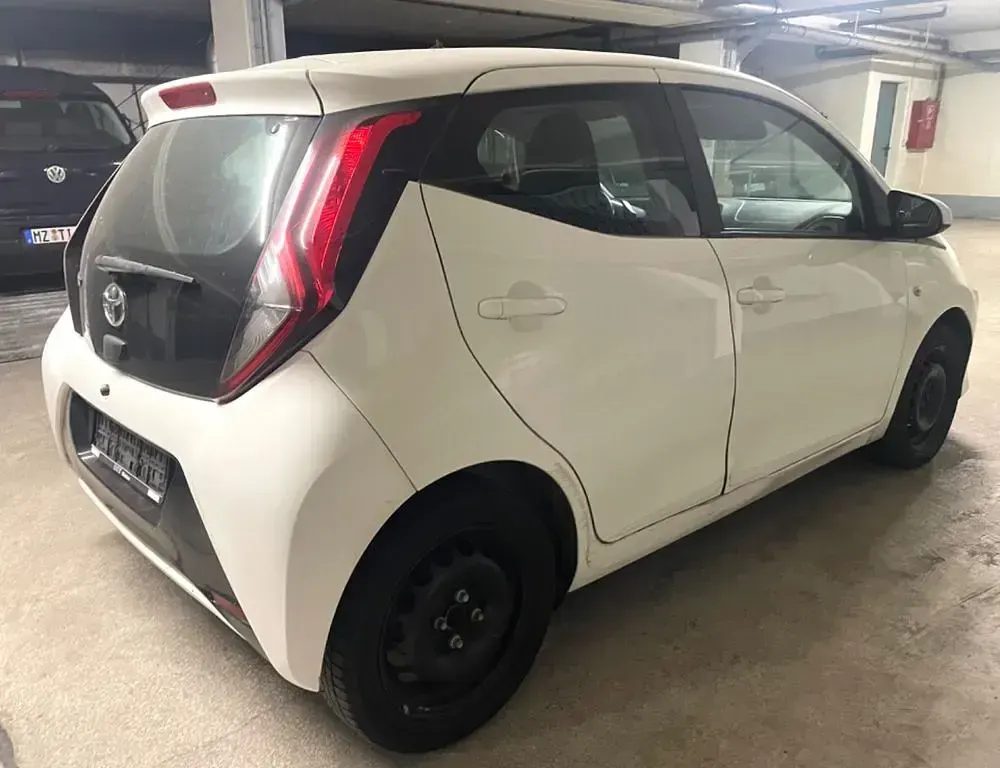 Gebraucht Toyota Aygo Connect Style 120 PS (88 kW) 2012 Weiß Kleinwagen