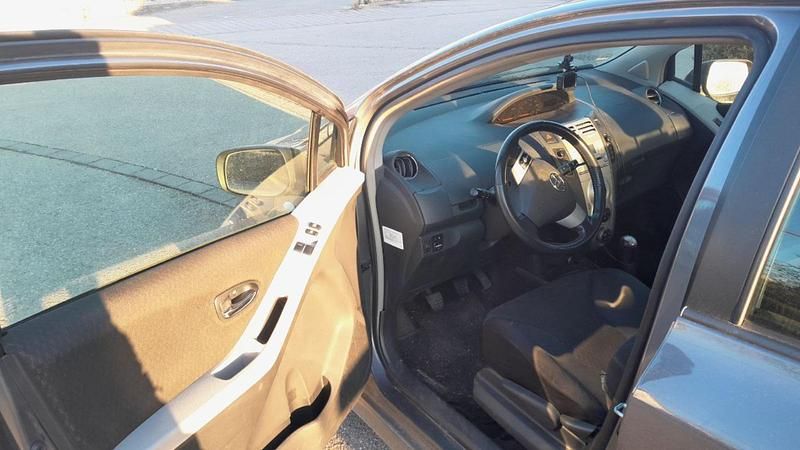 Gebraucht Toyota Yaris 133 PS (97 kW) 2007 Grau Kleinwagen