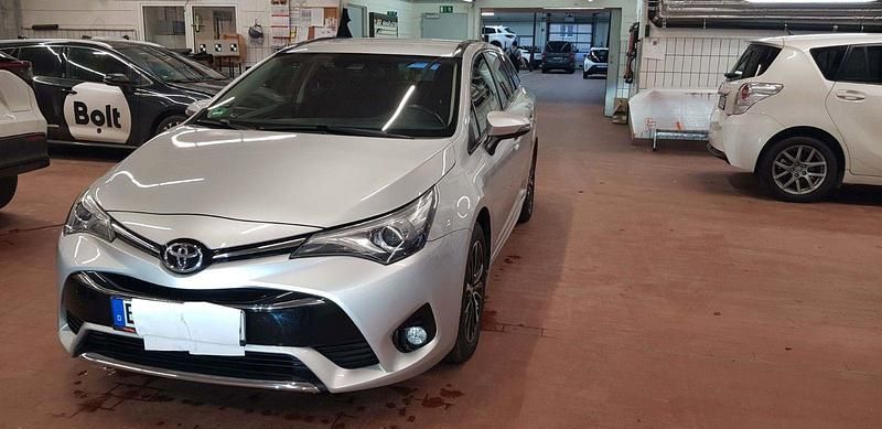 Gebraucht Toyota Avensis Team 147 PS (108 kW) 2018 Silber Kombi