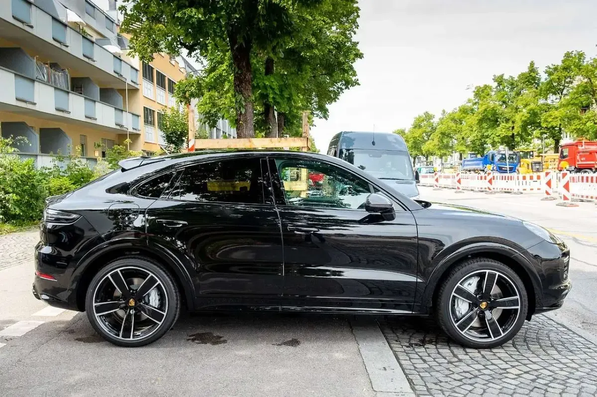 Gebraucht Porsche Cayenne Turbo 549 PS (403 kW) 2024 Schwarz SUV
