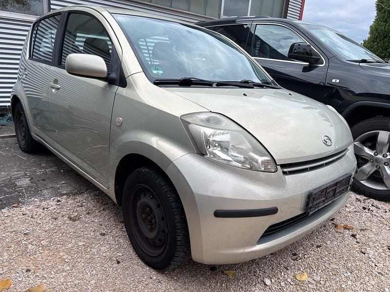 Gelb Gebraucht 2006 Daihatsu Sirion Kleinwagen | 550 € (Guter Preis) - Bild 1/4
