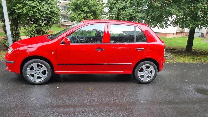 Rot Gebraucht 2004 Skoda Fabia Limousine | 1.750 € (Fairer Preis) - Bild 1/4