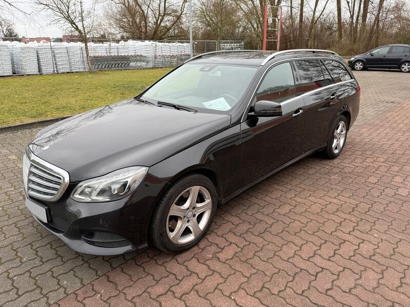 Schwarz Gebraucht 2015 Mercedes E250 Kombi | 13.890 € (Fairer Preis) - Bild 1/4