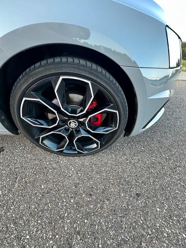 Grau Gebraucht 2019 Skoda Octavia vRS Kombi | 18.500 € (Etwas zu teuer) - Bild 1/4