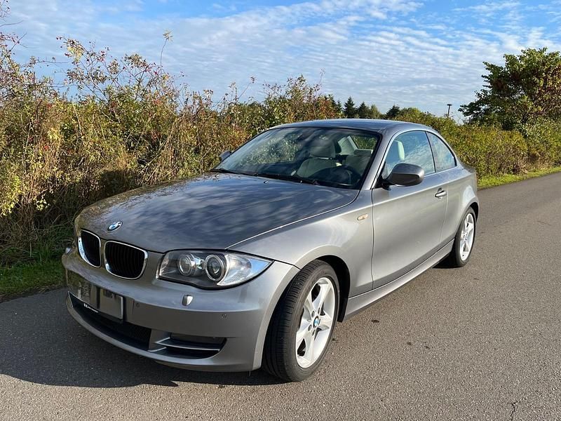 Grau Gebraucht 2009 BMW 125 Coupé Comfort Edition Coupé | 10.999 € - Bild 1/4