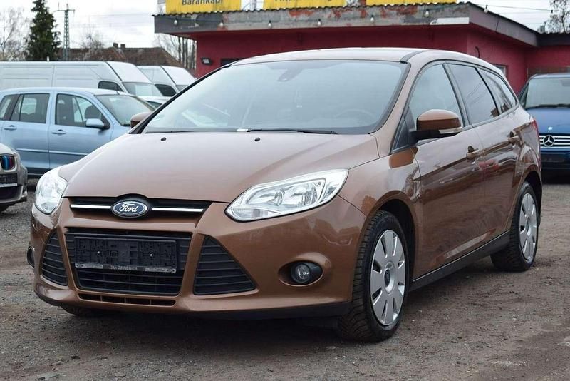 Gebraucht Ford Focus SYNC Edition 125 PS (91 kW) 2013 Braun Kombi