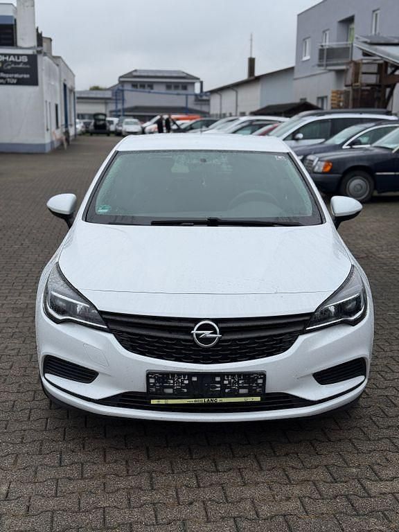 Gebraucht Opel Astra Selection 105 PS (77 kW) 2016 Weiß Limousine