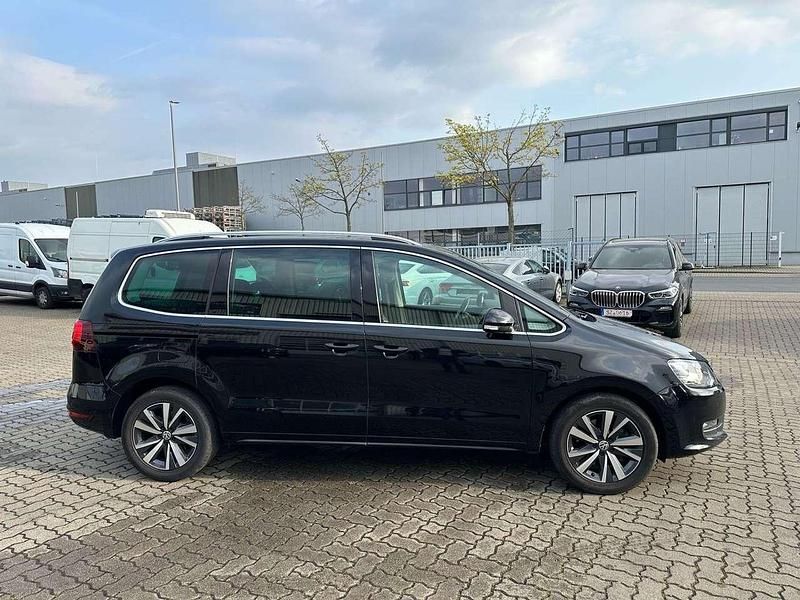 Gebraucht VW Sharan Highline 150 PS (110 kW) 2021 Deep black perleffekt Van / Kleinbus