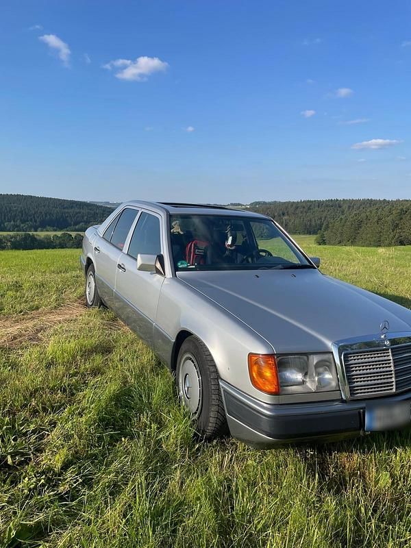 Second-hand Mercedes E230 131 CP (96 kW) 1991 Argintiu Berlinǎ