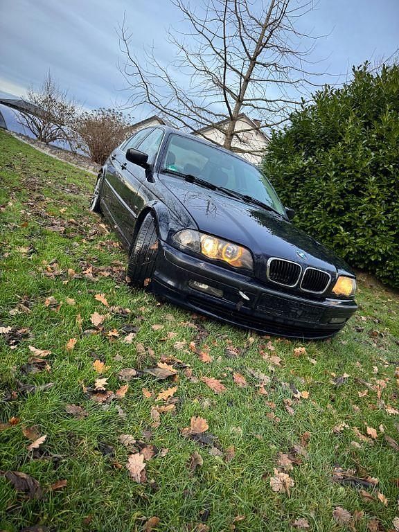 Blau Gebraucht 1999 BMW 323 Sport Line Limousine | 1.390 € (Superpreis) - Bild 1/4