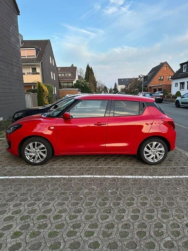 Gebraucht Suzuki Swift Comfort 83 PS (61 kW) 2023 Rot Kleinwagen