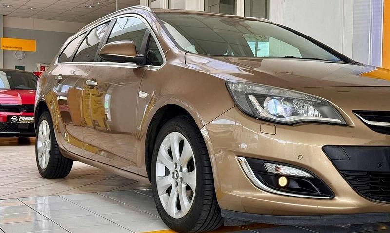 Gebraucht Opel Astra 140 PS (102 kW) 2013 Champagner (m2) Kombi