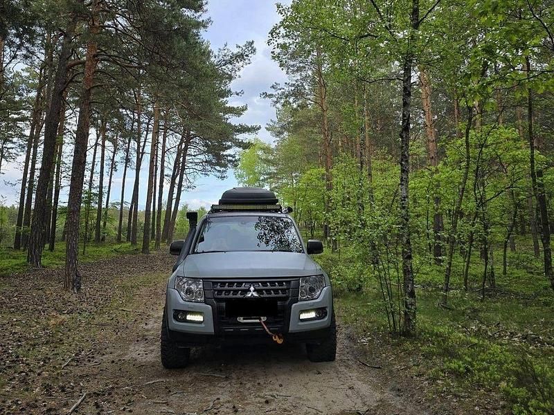 Grau Gebraucht 2012 Mitsubishi Pajero Instyle SUV | 15.300 € (Fairer Preis) - Bild 1/4