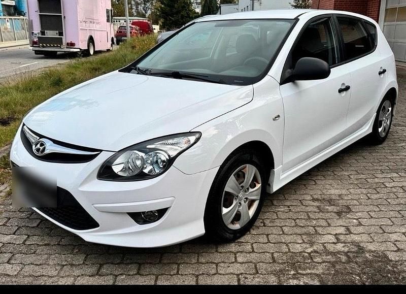 Gebraucht Hyundai i30 109 PS (80 kW) 2011 Weiß Kleinwagen