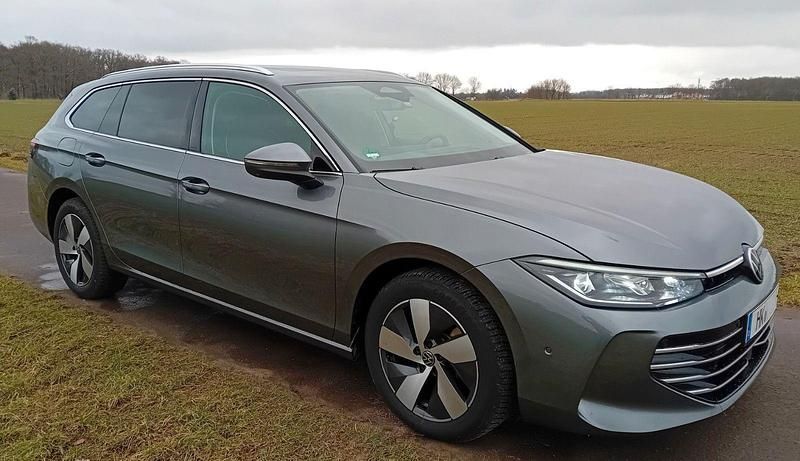 Gebraucht VW Passat Elegance 150 PS (110 kW) 2024 Grau Kombi