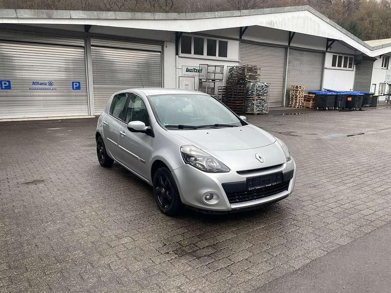 Gebraucht Renault Clio IV Dynamique 88 PS (64 kW) 2012 Silber Limousine