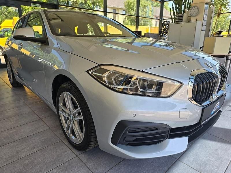 Glaciersilber Gebraucht 2021 BMW 118 Sport Line Kleinwagen | 20.990 € (Guter Preis) - Bild 1/4