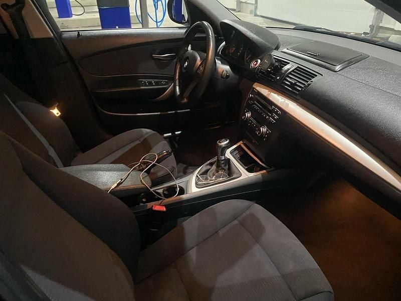 Gebraucht BMW 118 143 PS (105 kW) 2011 Schwarz Kleinwagen