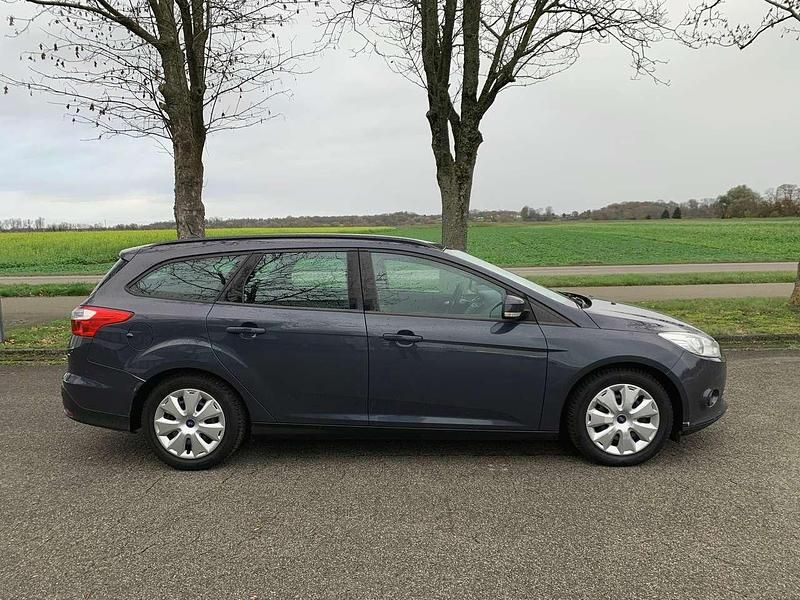 Gebraucht Ford Focus Trend 116 PS (85 kW) 2011 Midnight skygrau metallic Kombi