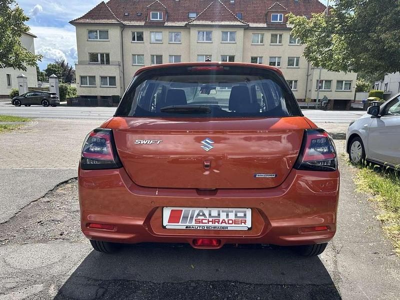 Neu Suzuki Swift Club 83 PS (61 kW) 2025 Orange (flame orange pearl metallic) Kleinwagen