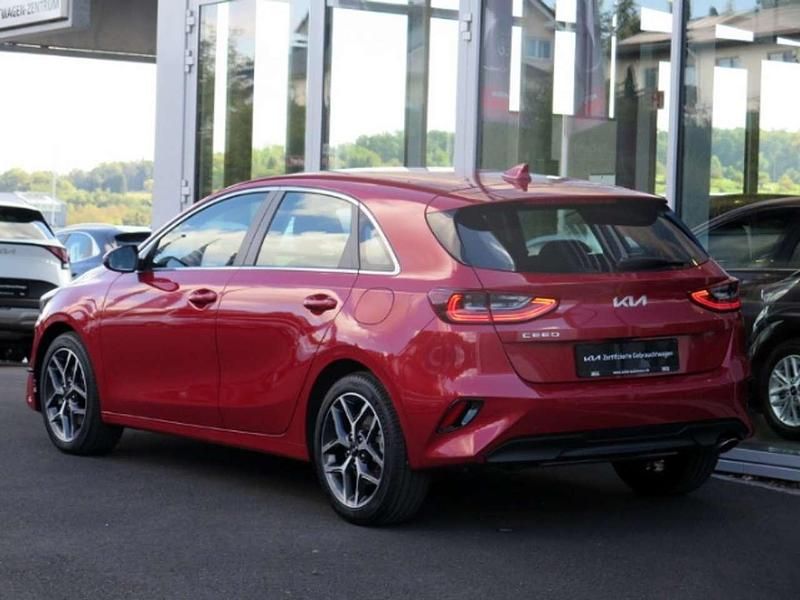 Gebraucht Kia Ceed Spirit 140 PS (102 kW) 2024 Infrarot Kleinwagen