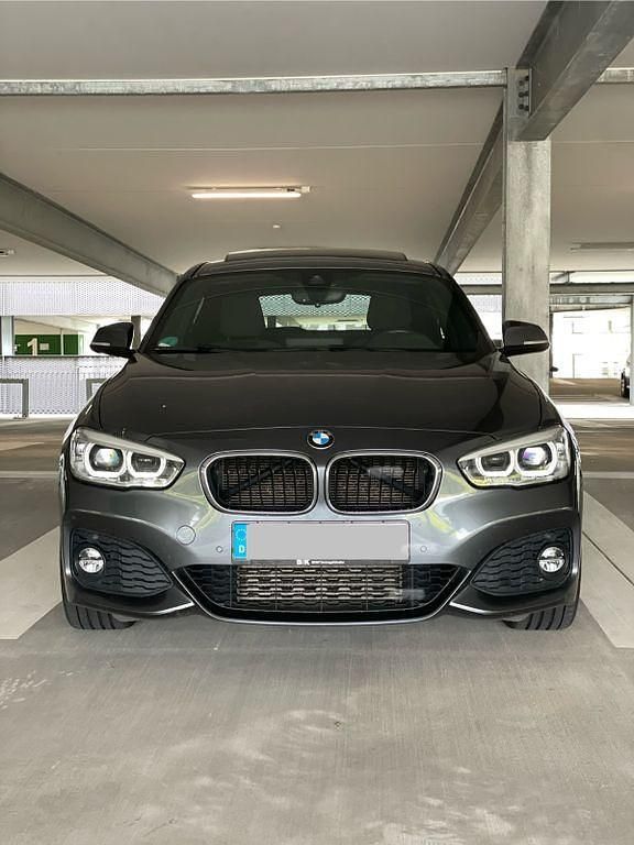 Grau Gebraucht 2017 BMW 120 M Sport Kleinwagen | 18.100 € (Fairer Preis) - Bild 1/4