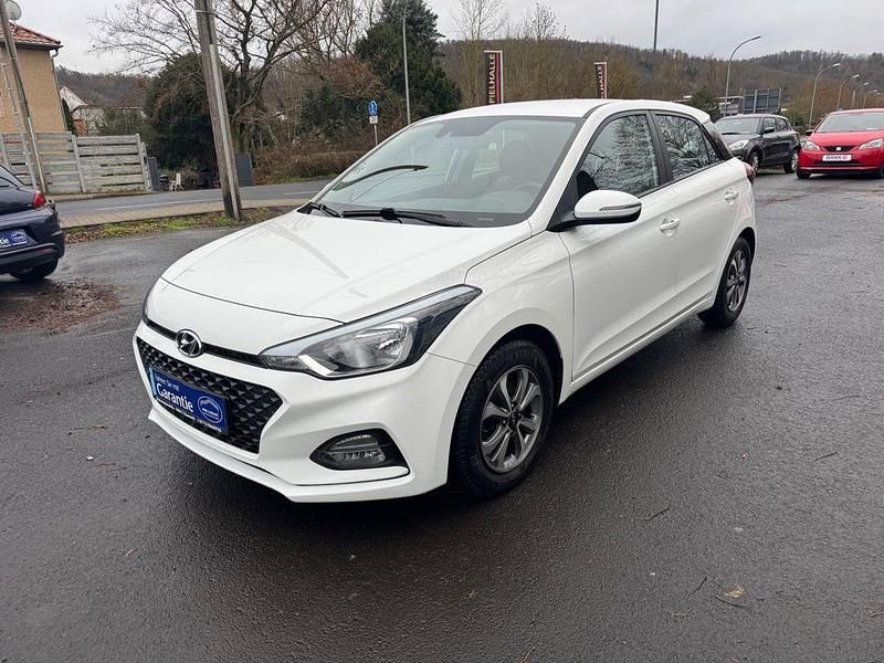 Weiß Gebraucht 2019 Hyundai i20 Trend Limousine | 10.700 € (Fairer Preis) - Bild 1/4