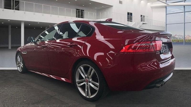 Gebraucht Jaguar XE R-Sport 179 PS (131 kW) 2016 Rot Limousine