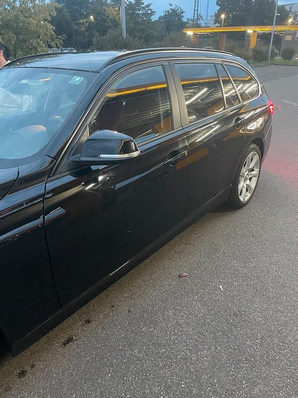 Schwarz Gebraucht 2018 BMW 318 Kombi | 13.500 € (Fairer Preis) - Bild 1/4