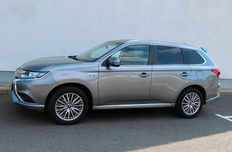 Grau Gebraucht 2021 Mitsubishi Outlander P-HEV SUV | 22.500 € (Guter Preis) - Bild 1/4