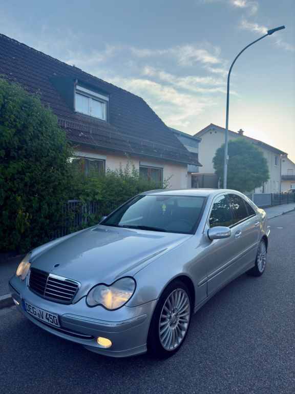 Silber Gebraucht 2004 Mercedes C220 Avantgarde Limousine | 2.500 € (Fairer Preis) - Bild 1/4
