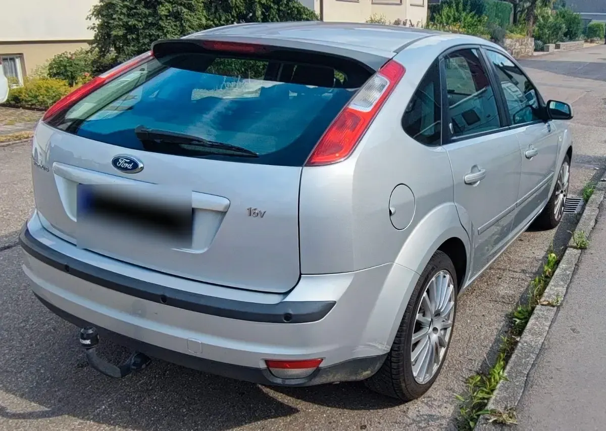 Gebraucht Ford Focus Ghia 116 PS (85 kW) 2005 Silber Limousine