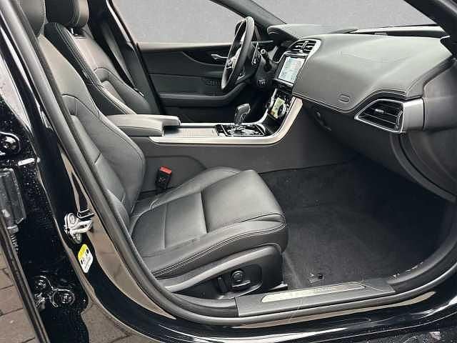 Gebraucht Jaguar XE R-Dynamic 204 PS (150 kW) 2023 Schwarz Limousine