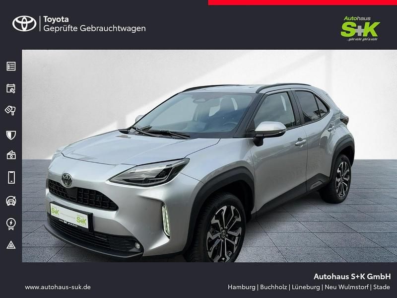 Shimmering silver metallic Gebraucht 2024 Toyota Yaris Hybrid Plus Kleinwagen | 27.750 € - Bild 1/4