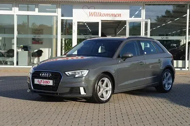 Gebraucht Audi A3 Ambiente 150 PS (110 kW) 2018 Grau Limousine