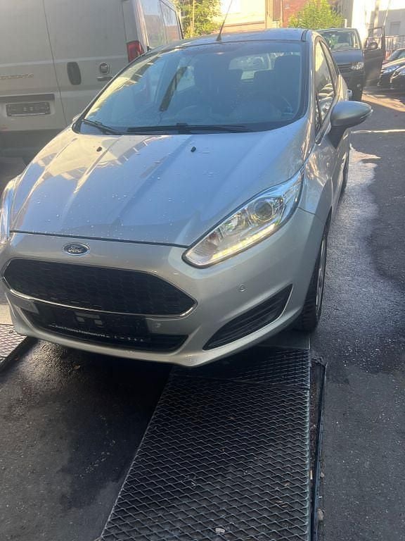 Grau Gebraucht 2016 Ford Fiesta Celebration Kleinwagen | 5.200 € (Superpreis) - Bild 1/4