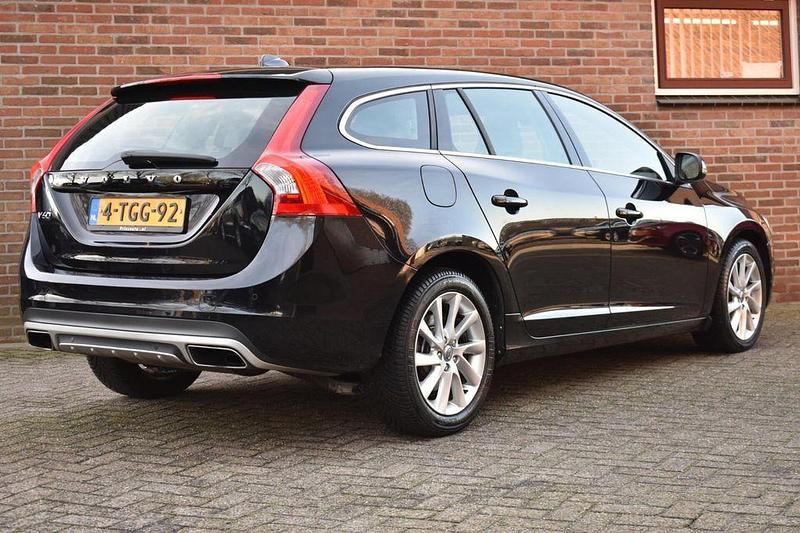 Gebraucht Volvo V60 Momentum 181 PS (133 kW) 2014 Schwarz Kombi