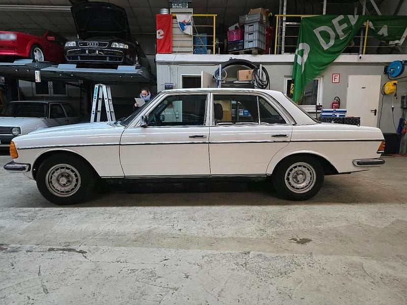 Brugt Mercedes E280 177 HK (130 kW) 1977 Hvid Sedan