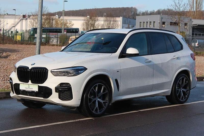 Alpinweiss iii Gebraucht 2021 BMW X5 M Sport SUV | 43.790 € (Fairer Preis) - Bild 1/4