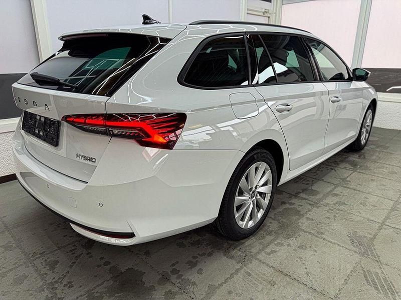 Neu Skoda Octavia Selection 150 PS (110 kW) 2026 Moon weis metallic 2y2y Kombi