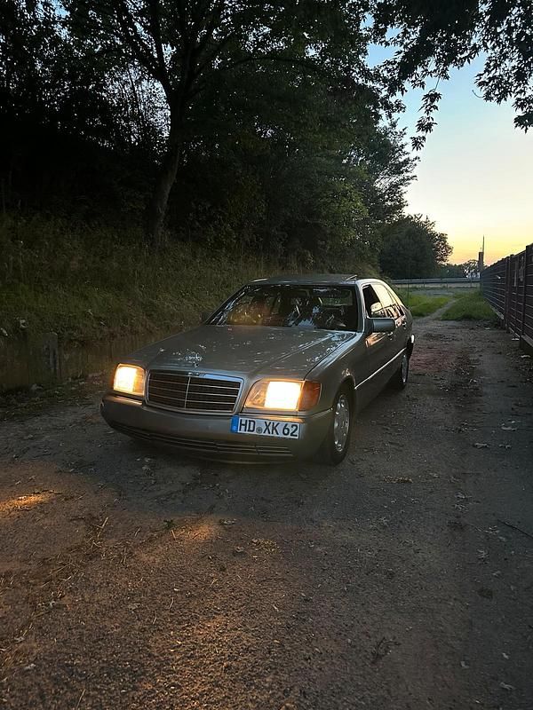 Grau Gebraucht 1991 Mercedes E300 Limousine | 4.500 € - Bild 1/4