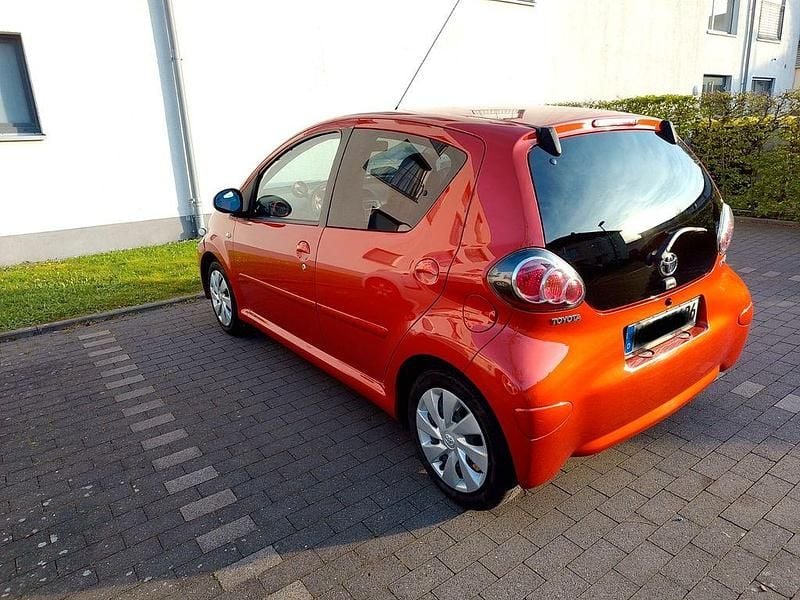 Gebraucht Toyota Aygo 68 PS (50 kW) 2012 Orange Kleinwagen