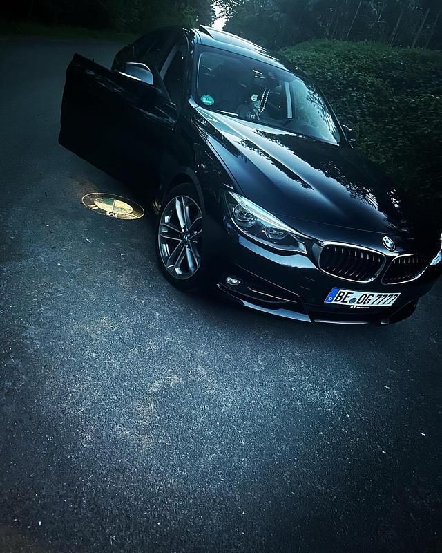 Gebraucht BMW 330 Sport Line 258 PS (189 kW) 2017 Schwarz Limousine