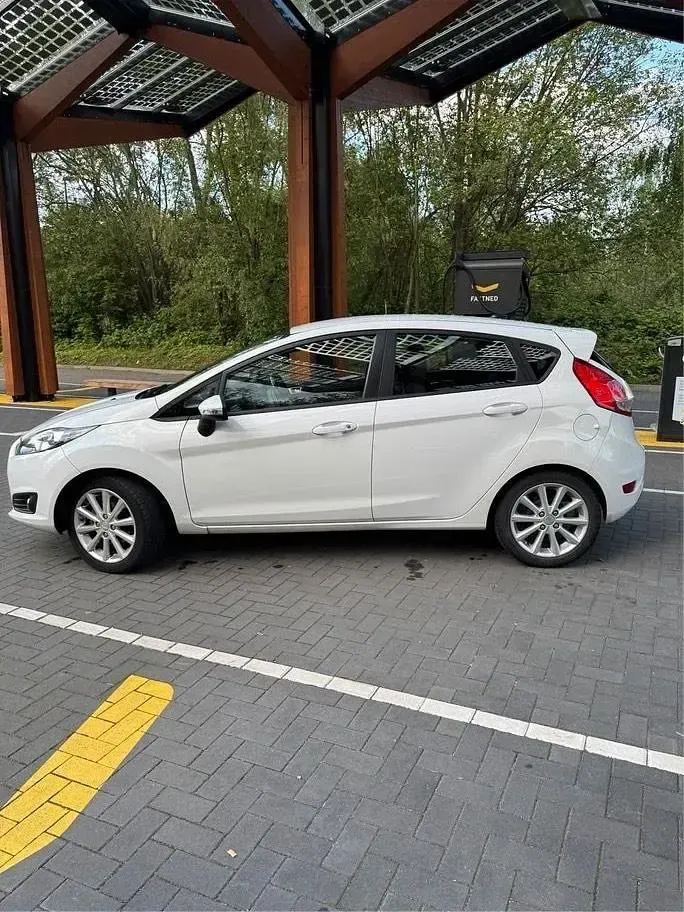 Gebraucht Ford Fiesta SE 121 PS (88 kW) 2013 Weiß Limousine