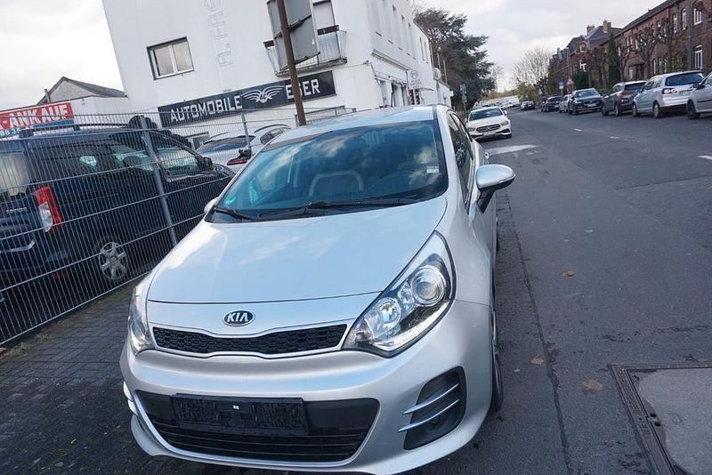 Silber Gebraucht 2016 Kia Rio Spirit Limousine | 5.999 € (Fairer Preis) - Bild 1/4